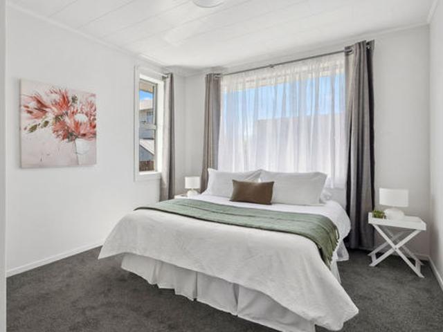 Sunny, cosy, and fully renovated gem