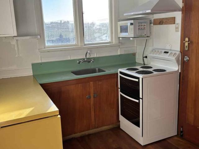 Sunny, cosy living with beautiful Roxburgh views