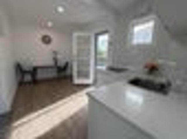 Sunny DGZ Unit: Renovated & Ready in Epsom!