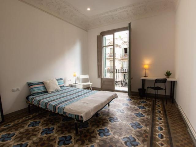 Sunny double bedroom with a balcony, near the Passeig de Gràcia metro