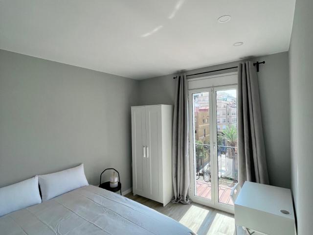 Sunny DOUBLE BEDROOM with private balcony near Collblanc Metro Station!
