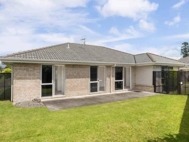 Sunny, Easy Living in Fairview