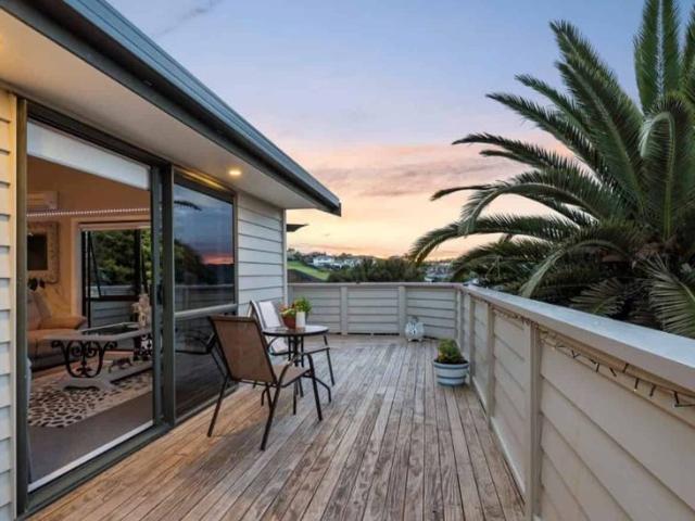 Sunny Elevated Home in Prime Orewa Location
