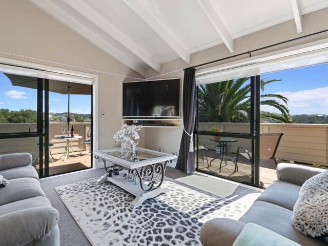 Sunny Elevated Home in Prime Orewa Location