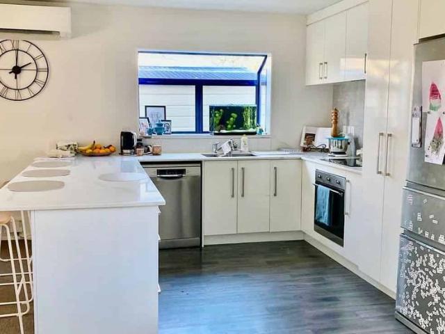 Sunny Family Home wth Modern Kitchen & Park Access