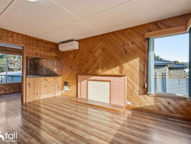 Sunny Family Home Backing onto Reserve