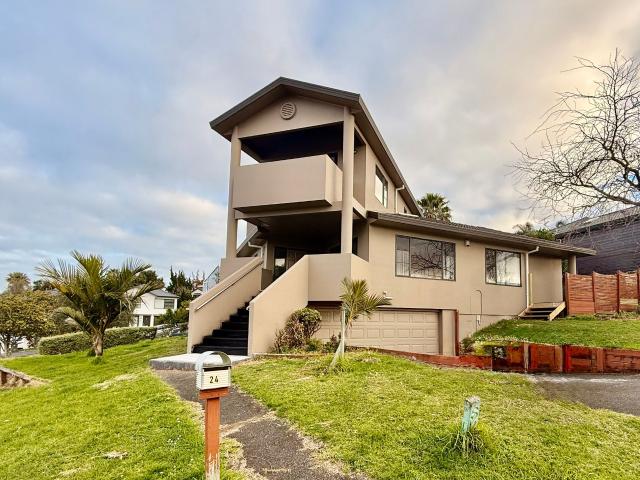 Sunny Family Home in Unsworth Heights