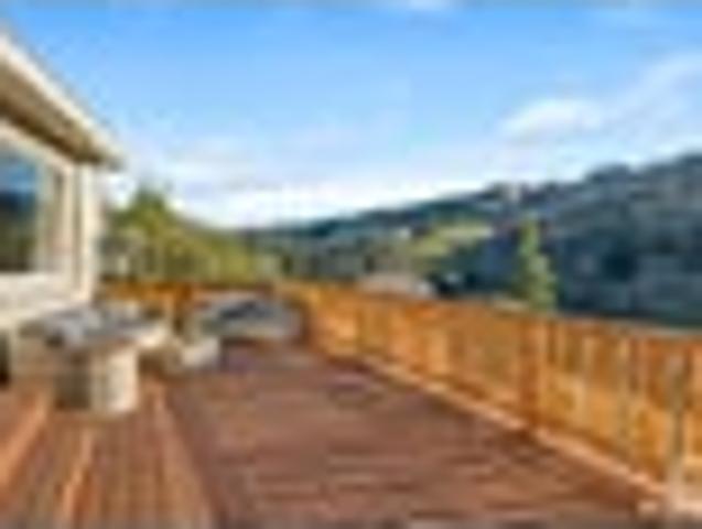 Sunny Flexible Family Living Above the Valley