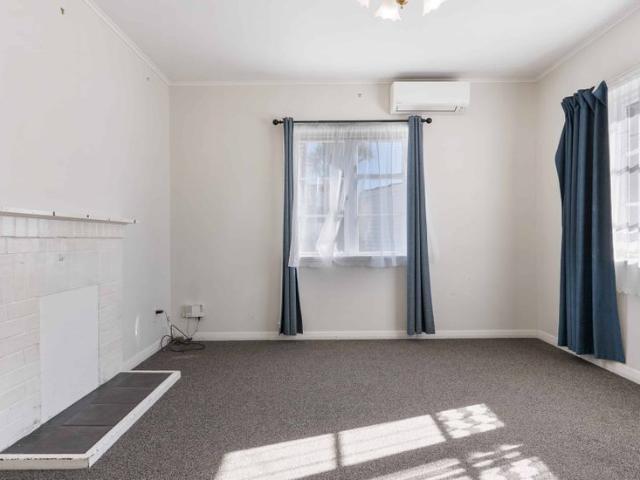 Sunny Greenlane Living in a Quiet, Convenient Location