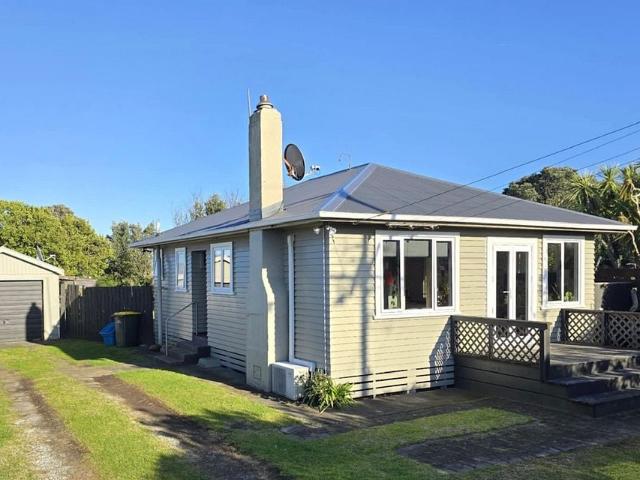 Sunny home close to Paritutu and Back Beach