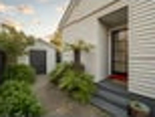 SUNNY HOME, SPACIOUS SECTION!