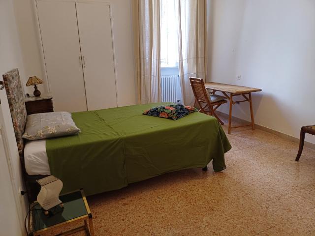 Sunny large room in old city centre