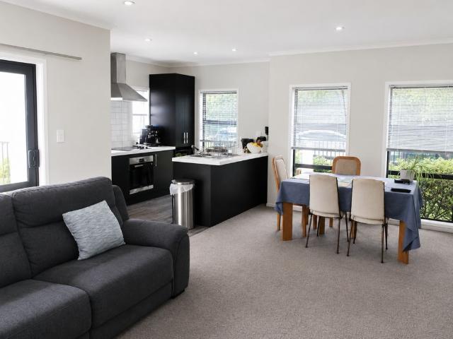 Sunny, Low maintenance Townhouse Close To CBD & Hospital