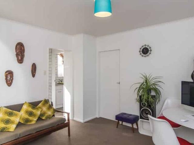 Sunny Lyall Bay Living – Great Location & Whiteware Included