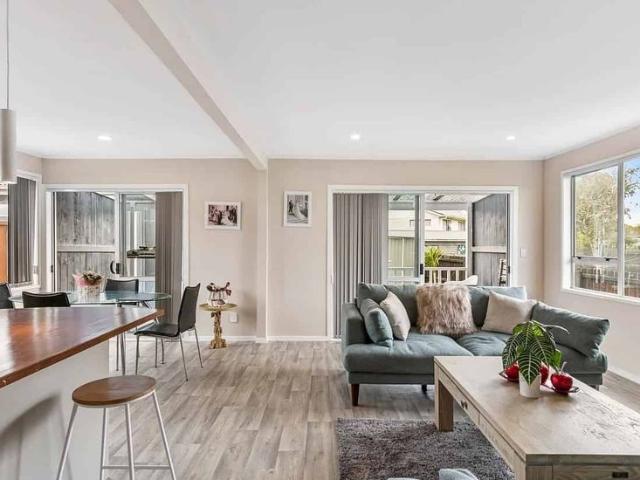 Sunny & Modern 3 Bedroom Family Home with Private