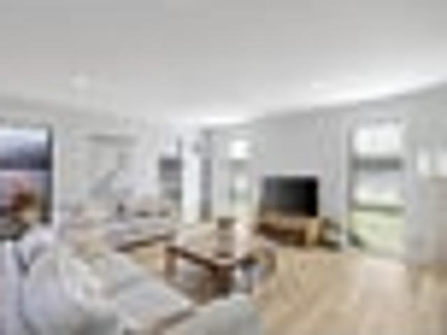 Sunny Modern Home on Large Section