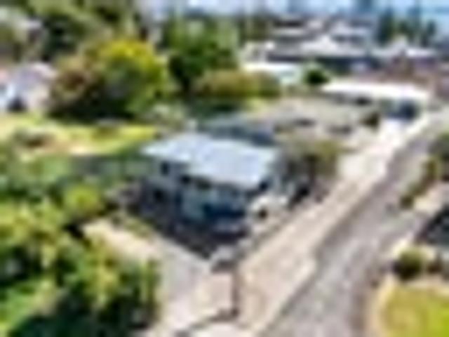 Sunny, private family living in Moturoa