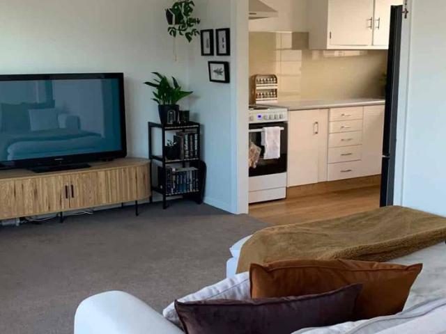 Sunny & Private 2 Bedroom Unit in a Convenient Hornby Location