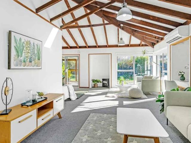 Sunny & Private 3 Bedroom Home