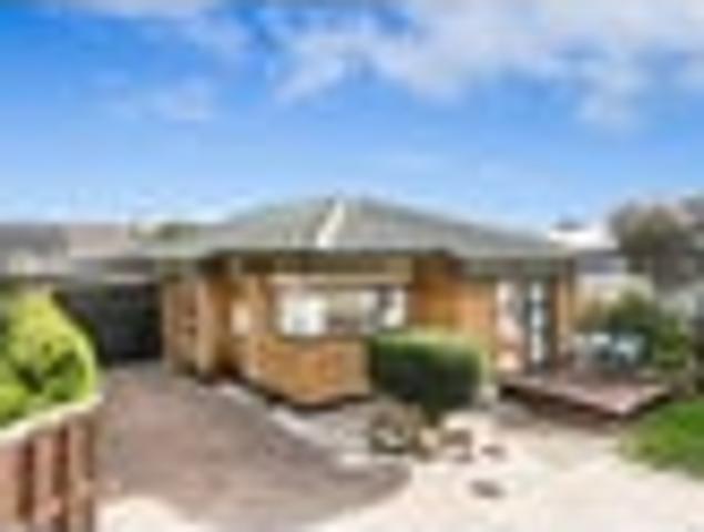 Sunny, Refreshed & Superbly Located!