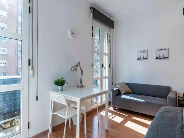 Sunny room for rent in 4 bedroom apartment in Rascanya