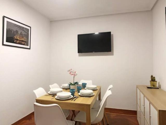 Sunny room for rent in 6 bedroom apartment in Retiro