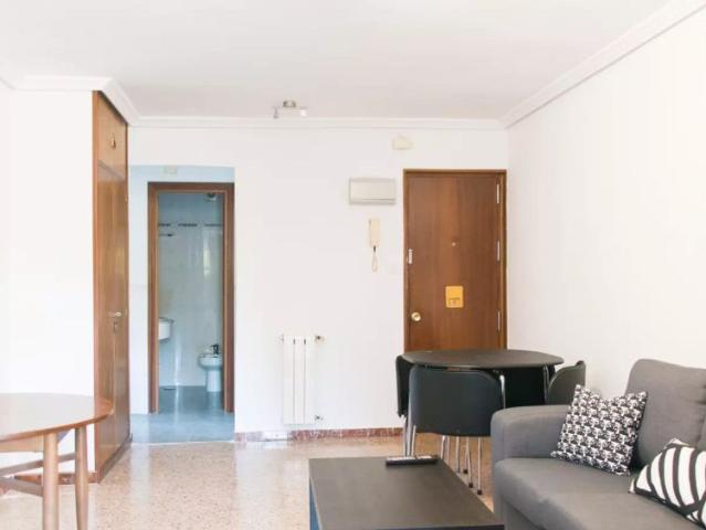 Sunny room in 4 bedroom apartment in Usera, Madrid