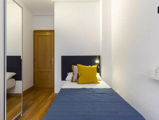 Sunny room in 5 bedroom apartment in Delicias