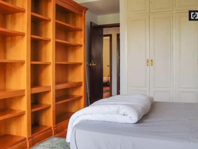 Sunny room in 7 bedroom apartment in Salamanca