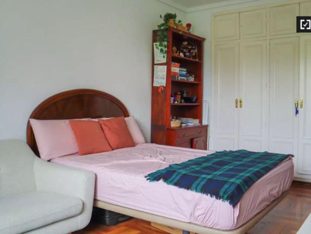 Sunny room in 7 bedroom apartment in Salamanca