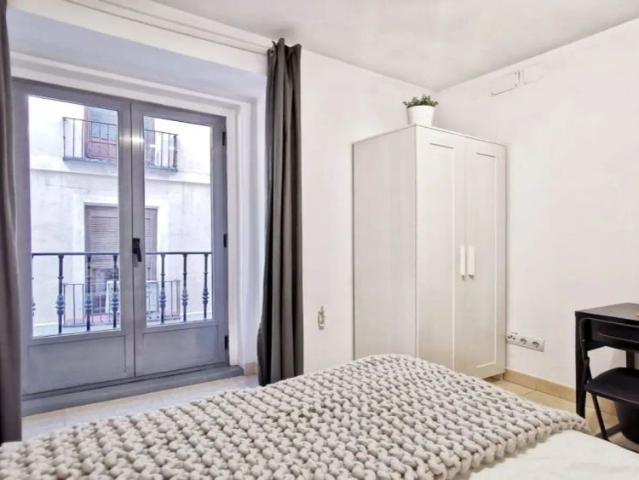 Sunny room with balcony in shared apartment, Puerta del Sol