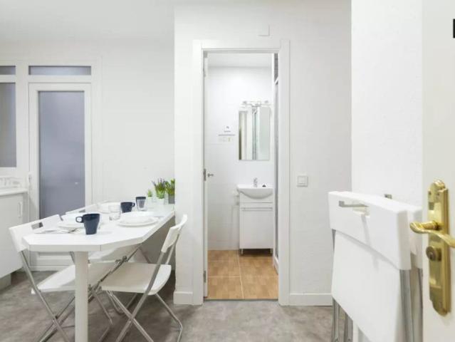 Sunny room with double bed for rent in Chamartín