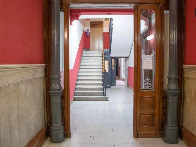 Sunny room with desk in 12 bedroom apartment, Sol