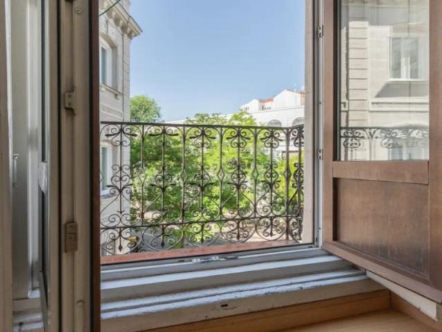 Sunny room with heating in 8 bedroom apartment, La Latina