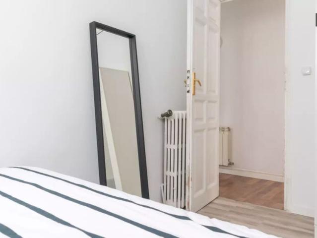 Sunny room with heating in 12 bedroom apartment, Sol