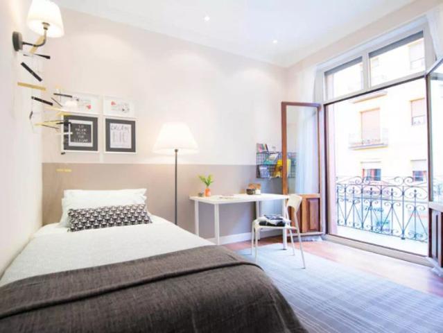 Sunny room with heating in 3 bedroom apartment, Uribarri