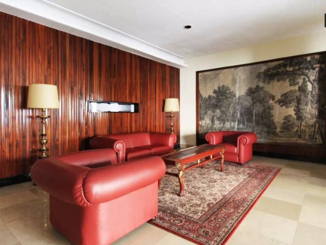 Sunny room with standalone wardrobe in 7 bedroom apartment, Retiro