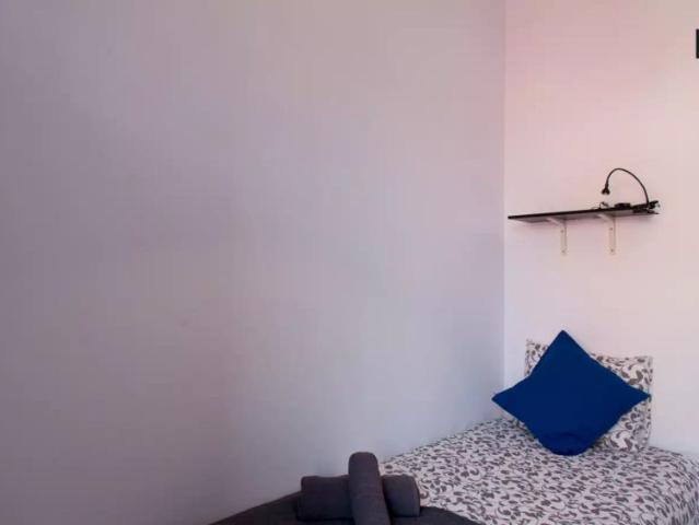 Sunny room with window with street view in 4 bedroom apartment, Poble Sec