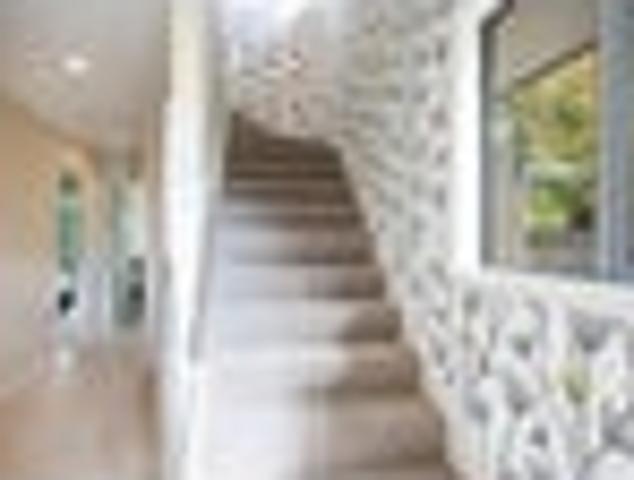 Sunny, Secure, City Lock and Leave with Courtyards