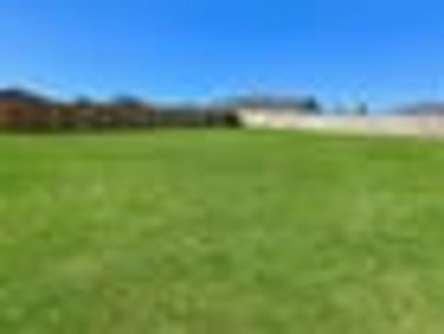 Sunny Setting, Handy to All Amenities!
