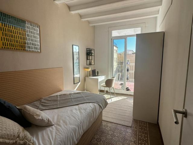 Sunny single bedroom in El Raval