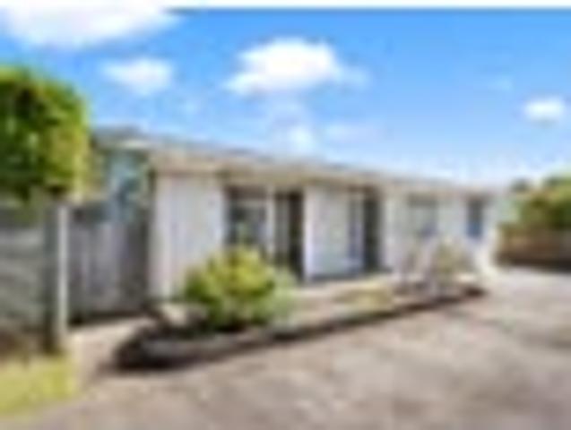 Sunny, Single Level & Superb Location