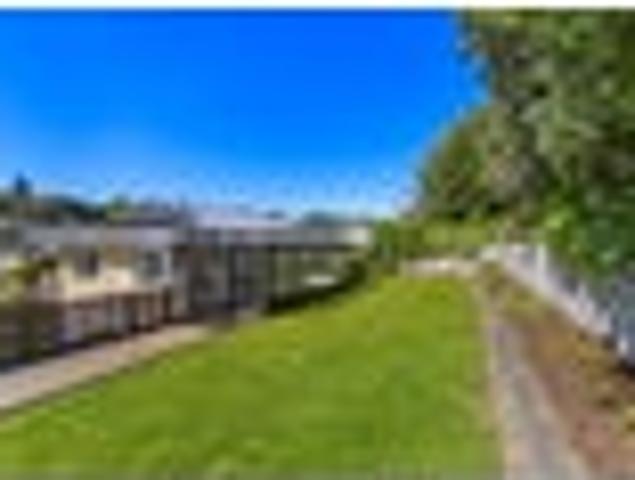 Sunny, solid, and just 600m to the beach!