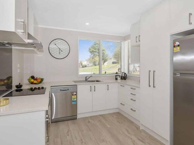 Sunny & Spacious 4 Bedroom Family Home!
