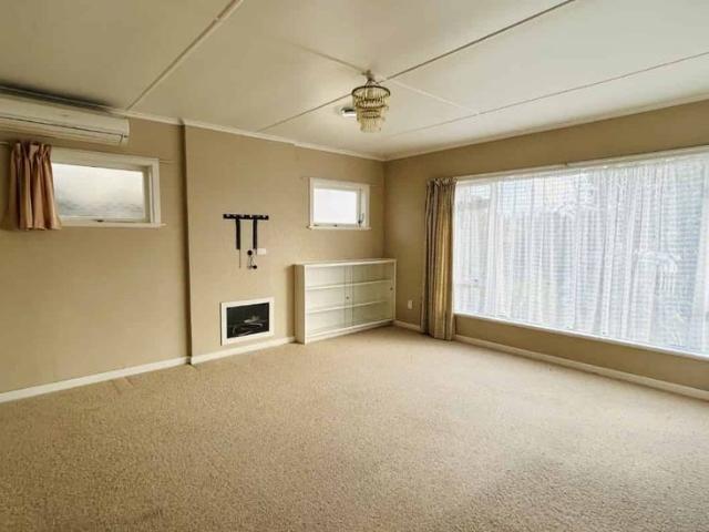 Sunny, Spacious 3 Bedroom Home in the Heart of Maungaturoto – With Kaipara Views!