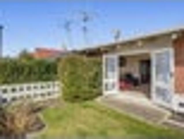 Sunny, spacious and close to town