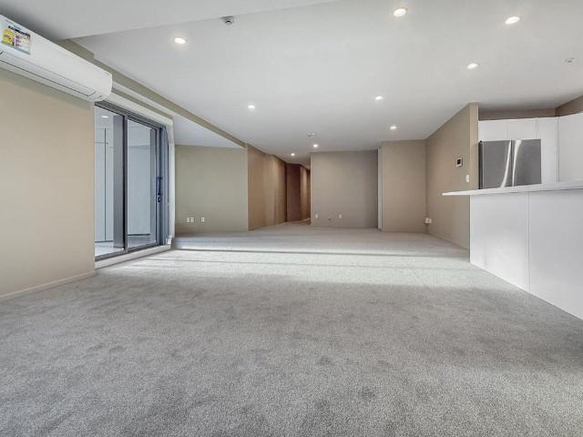 Sunny & Spacious Apartment
