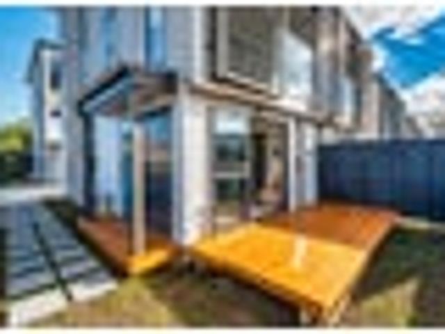 Sunny, Spacious & Corner Hom