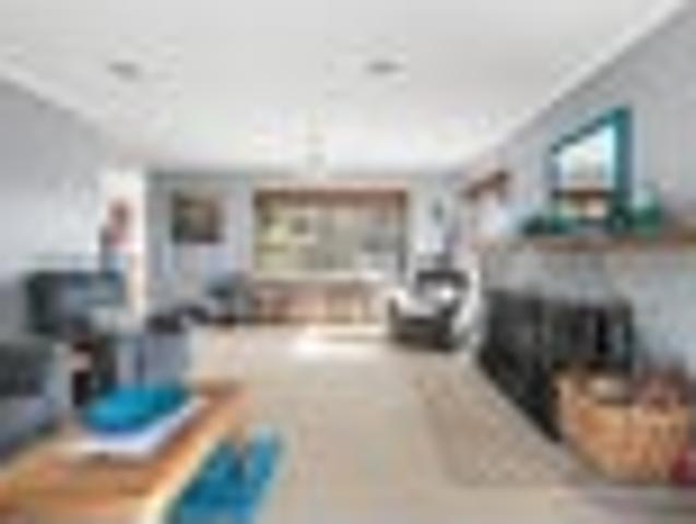 Sunny Spacious Double Driveway Dream
