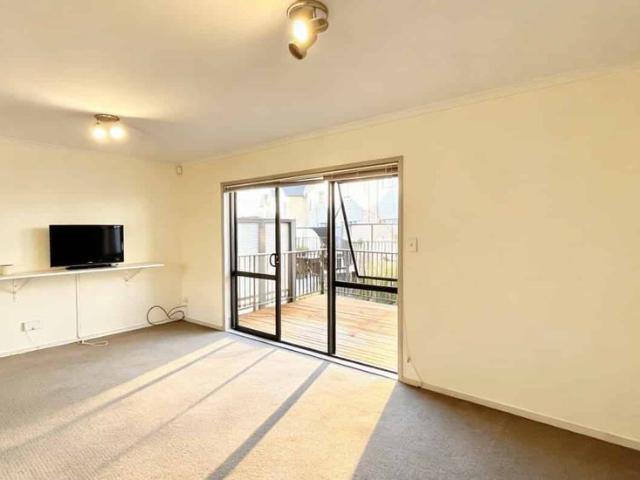 Sunny & Spacious End Unit in Te Atatū South